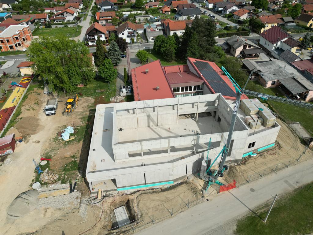 Sportska dvorana PŠ Dunjkovec u izgradnji - pogled iz zraka na gradilište s kranom